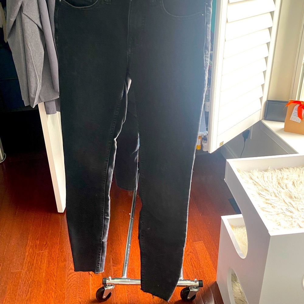 NWOT worn 1x. Raw hem bottom skinny jeans part of CRVY collection, size 25 blk